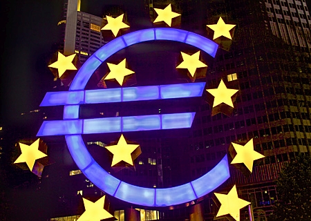 Anlagemarkt Beleuchtetes Eurozeichen in Frankfurt 0316 Oben