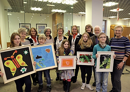 (V.l.n.r.): Monika Meurisch , Heike Letschert, Ilona Angenendt, Christel Goergen, Kathrin Hüsch, Chang Schmitz, Nadine Böttcher und Heike Scharz freuen sich mit den Nachwuchskünstlern auf viele Besucher der Ausstellung. 