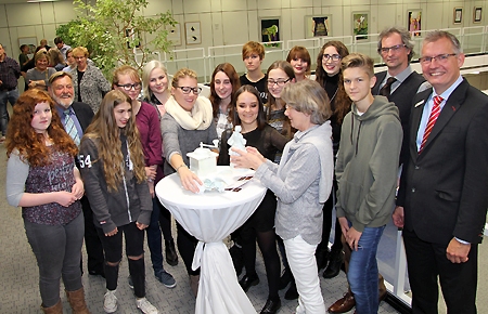 Die Stipendiaten der Kunstschule sowie deren Leiter Gabriele Berndt-Bathen (Mitte, vorne) und Gerrit Klein (2.v.r.) betrachten eine Kaffeemühle, einen Tierschädel und eine Porzellanfigur. Die heimlichen Stars der Ausstellungseröffnung sorgten nicht nur bei Sparkassenvorstand Bernd Zibell (r.) für ein Aha-Erlebnis.