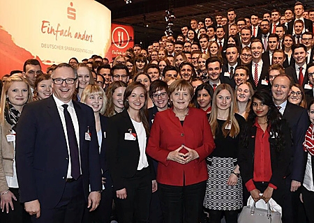 Tharsana Navaratnarajah, Auszubildende der Sparkasse am Niederrhein, ergatterte einen Platz ganz vorne, sie ist die zweite rechts von der Kanzlerin. 