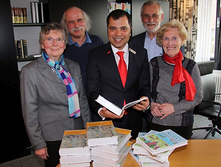 Bärbel Likar (links) und Bernhard Schmidt (2. von rechts) bedanken sich bei Giovanni Malaponti für die Spende der Sparkasse. Gemeinsam mit den Historikern Krista Horbrügger (rechts) und Ulrich Kemper (2. von links) brachten sie je zehn Bücher mit, von denen die Sparkasse nun einige verlost. 