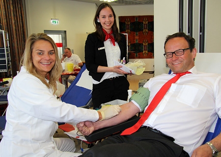 Sparkassenvorstand Frank Rainer Laake (r.) und die Auszubildende Caroline Kuhlmann nutzten ihre Mittagspause, um je einen halben Liter Blut zu spenden. Bei Christiane Hendl (l.) vom DRK waren sie in guten Händen. 