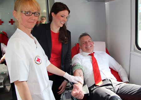 Das Bild aus dem vorigen Jahr zeigt Petra Isern Wegner vom Blutspende-Team des DRK mit Sparkassenmitarbeiterin Wiebke Bruch und Vorstand Bernd Zibell. 