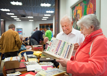 Beim Großtauschtag im Sparkassen-Casino können sich Briefmarkenfreunde informieren, Postwertzeichen und Postkarten tauschen oder das ein oder andere Stück erwerben.