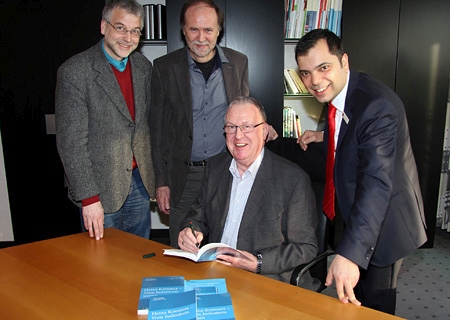 Stellten das Buch „Heinz Kremers – Vom Judentum lernen“ vor (v.l.n.r.): Dr. Görge K. Hasselhoff, Thomas Kremers, Dr. Volker Hampel und Giovanni Malaponti, Vorstandsvorsitzender der Sparkasse am Niederrhein.