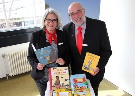 Monika Pogacic und Heiner Rütjes zeigen eine der drei Vorlesebibliotheken der Stiftung Lesen, die die Sparkasse am Niederrhein unter allen Kindergärten und Kitas in ihrem Geschäftsgebiet verlost.