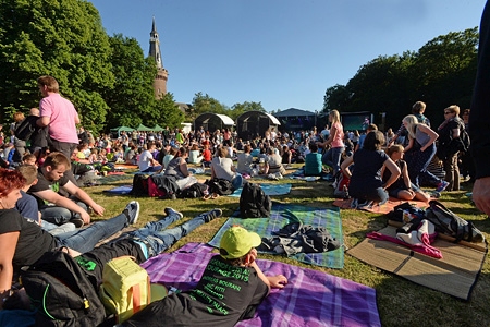 Das familienfreundliche Courage-Festival findet am 18. Juni im Museumspark Schloss Moyland statt. Wer bei der Sparkasse am Niederrhein Tickets kauft, kann einen kostenlosen, betreuten Shuttle-Service nutzen.