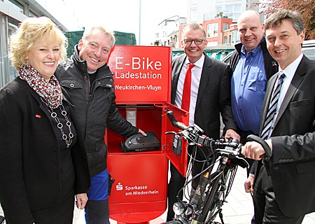 Nahmen die neue Ladestation für E-Biker am Vluyner Platz in Betrieb (v.l.n.r.):  Geschäftsstellenleiterin Corinna Zacharias, Hans-Dieter Tendick, Bernd Zibell, Frank Westerhoff und Bürgermeister Harald Lenßen.