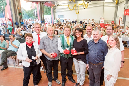 Gruppenbild mit den Gewinnern der dreimal 250 Euro Extraspenden beim Ehrenamtsforum der Sparkasse im Feuerwehrgerätehaus Menzelen (v.l.n.r.): Maria Deselaers, Bernd Zibell, Ewald Demuth (Menzelner-Modell-Club), Malte Kolodzy (Musikvereins Menzelen), Claudia Schött (evangelische Kindertagesstätte Alpen), Bürgermeister Thomas Ahls, Pfarrer Dr. Hartmut Becks, Volker Oppers und Claudia van Dyck.