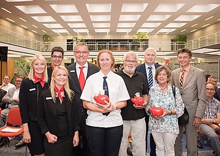 Gruppenbild nach der Verlosung von drei Extra-Spenden à 250 Euro beim Ehrenamtsforum in Neukirchen-Vluyn: (v.l.n.r.): Vanessa Piasny, Kerstin Merker, Katrin Steffans, Bernd Zibell, Silvia Wilk (Förderverein Kita Diesterwegstraße), Albert Zimmermann (Jugendheim St. Michael), Markus Nacke, Christa Biermann (ev. Kirchengemeinde Neukirchen) und Bürgermeister Harald Lenßen. 