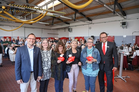 Zum Abschluss des offiziellen Teils des Ehrenamtsforums stellten sich Bürgermeister Thomas Görtz, Verwaltungsratsvorsitzende Claudia van Dyck, Valerie Petit (Schwimmfreunde Xanten), Gudrun Fischer (St. Viktor Bruderschaft Birten) und Claudia Koerfer (St. Viktor Bruderschaft Xanten) und Sparkassenvorstand Frank-Rainer Laake zum Gruppenbild. Danach begann der gesellige Teil mit Musik, Gegrilltem und frischen Getränken. 