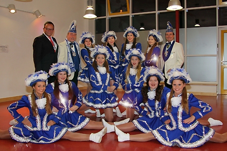 Die Tänzerinnen der Elfengarde präsentieren ihre neuen Uniformen. Die Präsidenten der KG Elfenrat, Jörg Thiel und Klaus Likar, bedankten sich für die Sparkassenspende bei Vorstand Frank-Rainer Laake (l.).