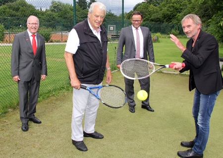 Trainerstunde und Spendenübergabe: Manfred Gardemann (2.v.l.) überreichte Wolfgang Mertens vom Friedensdorf Oberhausen (ganz rechts) 6000 Euro zugunsten kriegsverletzter Kinder. Mit dabei die Stiftungsvorstände Wilhelm van gen Hassend (ganz links) und Frank-Rainer Laake.