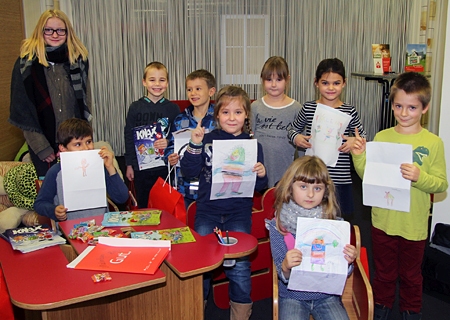 Neun Gewinner-Kids in der Spielecke der Sparkassen-Geschäftsstelle in Repelen: Michelle Denise Mucha, Levi Siewerth, Jona Bauer, Mauro Aurelio, Pia Hettig, Amina Tukulic, Elisabeth Schuster, Leni Harrer und Ben Ristau.