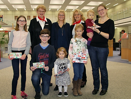 Janine Berg (13), Markus Mosler (13), Isabell Lupinski (2), Felice Molnar (8) und Julia Siegmund (1, mit Mama Elisabeth) haben beim Bilderrätsel der Sparkasse an der Poststraße gewonnen. Heidrun Aernout, Vanessa Piasny und Regina Oetting gratulieren herzlich.