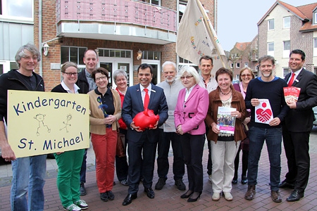 Über 6.100 Euro kamen bei der vierten GiroCents-Runde zusammen. Die Sparkasse am Niederrhein reichte das von ihren Kunden gespendete Geld jetzt an fünf gemeinnützige Projekte aus ihrem Geschäftsgebiet weiter. V.l.n.r.: Jörg Rösken, Elisa Hemmers-van Husen, Hans Dieter Hinßen, Ursula Venhoff, , Hildegard Pieper, Giovanni Malaponti, Heinz-Gerd Damschen, Ursula Rohde, Georg Müller, Angelika Kaminski, Angela Cleven, Thomas Kaiser und Oliver Heger.