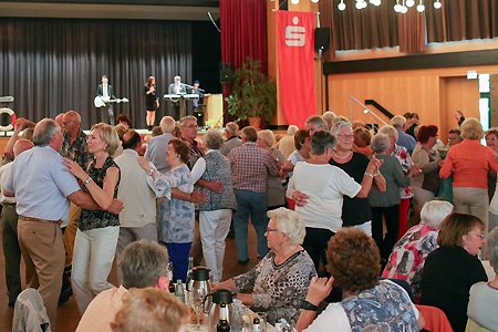 Über 400 Gäste feierten im Kulturzentrum Rheinkamp das Herbstfest der Senioren.