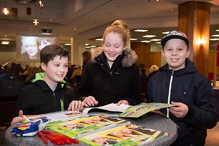 Samuel Gräsel (11), Hannah Gräsel (14) und Tom Schulz (11) blättern in den Sprachreise-Broschüren. Die Kids besuchten zusammen mit ihren Eltern den Informationsabend in der Kundenhalle der Sparkasse. 