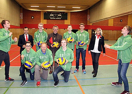 Jugend trainiert fuer Olympia Jackenuebergabe Volleyballer Gymnasium Adolfinum 0416 Oben