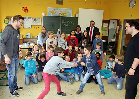 Tim Bruns (links) und Florian Mertens (rechts) wollen, dass die Kinder auch im wilden Spiel Grenzen respektieren. Hier beim Unterrichtsbesuch mit Sparkassenvorstand Frank-Rainer Laake (hinten, rechts) und Schulleiterin Gabi Krekeler (links daneben), ganz links: Klassenlehrerin Katja Karrasch.