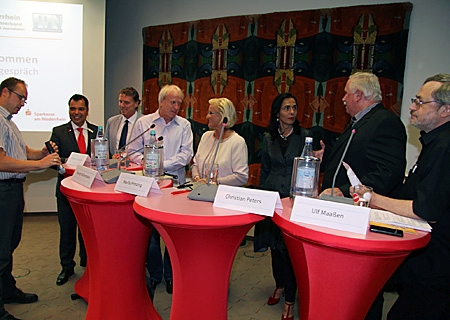 Sparkassen-Chef Giovanni Malaponti (2.v.l.) begrüßte den Presseclub Niederrhein und seine Gäste, nach rechts: Bürgermeister Christoph Fleischhauer, Georg Kellermann, PCN-Vorsitzende Sigrid Baum,  Professorin Marlis Prinzing, Christian Peters und Ulf Maaßen, ganz links: Moderator Thorsten Schröder.  