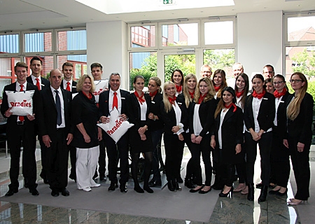 Die Auszubildenden der Sparkasse am Niederrhein besuchten die Firma Paradies in Vluyn.