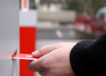 Der Parkplatz der Sparkasse bleibt während der Kanalbauarbeiten am Ostring erreichbar.