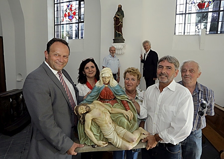 Präsentierten die restaurierten Schätze der St.-Anna-Kapelle (v.l.n.r.): Sparkassenvorstand Frank-Rainer Laake, Petra Heinen, Sibylle Kisters, Uli Hecker, Reiner Lampe dahinter: Werner Kehrmann und Heinz-Willi Coopmann, dazwischen der heilige Paulus.  