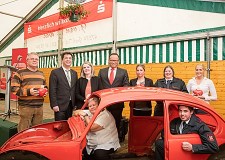 Gruppenbild mit „Florian 3 Kdow - 1“ beim Ehrenamtsforum in Alpsray (v.l.n.r., stehend): Bernard Bauguitte (ev. Kirchengemeinde), Bürgermeister Frank Tatzel, Claudia van Dyck, Vorstand Frank-Rainer Laake, Katja Vespermann (kath. Kindergarten Ossenberg), Marina Hocks (Löschgruppe Pelden) und Carolin Hüsgen (kath. Kindergarten St. Peter). Im Käfer: Petra Liebich von der DLRG-Ortsgruppe Orsoy und Feuerwermann Hendrik Giesen.