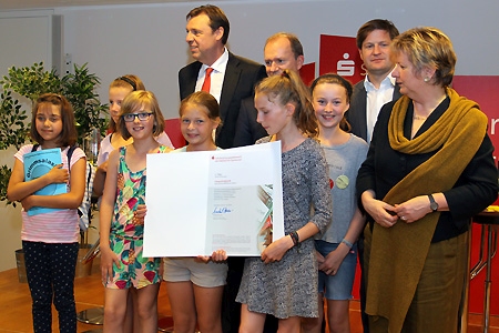 Die zehnjährigen Laura Muth und Emma Lampke von der Gebrüder-Grimm-Schule sowie Stella Buhl (10), Lisa Wagner (12), Mia Mechels (12) und Finja Kußel (12) vom Gymnasium Adolfinum wurden von Schulministerin Sylvia Löhrmann (r.) für ihre tollen Schülerzeitungen ausgezeichnet. Provinzial-Chef Dr. Wolfgang Breuer, Sparkassenpräsident Michael Breuer und Michael Bröcker gratulierten herzlich.