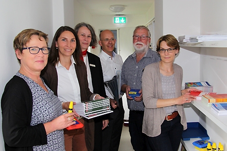 Ulla Bünnagel von der Caritas (l.) und Geschäftstellenleiterin Andrea Kabs-Schlusen (3. v.l.) schauen sich den Lagerraum im Konvikt an. Nicole Lorenz, Achim Jüngst, Georg Welp und Katja Jüngst (v.l.n.r.) von der Kolpingsfamilie sammeln dort Schulmaterialien, die sie Ende August an bedürftige Kinder ausgegeben.