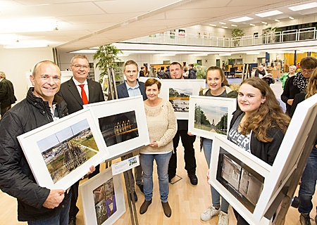 Preisverleihung und Ausstellungseröffnung in der Sparkassen-Geschäftsstelle an der Poststraße (v.l.n.r.): Dirk Teilmans, Bernd Zibell, Frank Grusen, Marlene Brauner, Jürgen Fritsch, Alina Gitzel und Franca Erlenhorst.