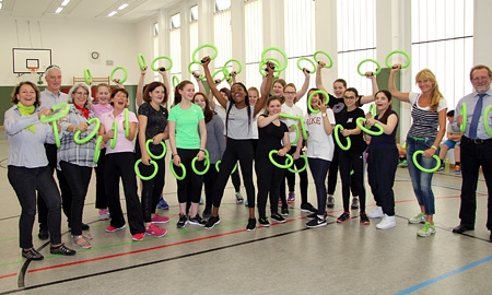 Die Mädchen aus der 8a und 8b des Grafschafter Gymnasiums finden die neuen Smovey-Ringe toll. Jutta Dammers-Plaßmann, Wolf-Dieter Plaßmann, Monika Pogacic und Bärbel Ehrich (von links) sowie Schulleiter Hans Jürgen Hucks und Annegret Fleischhauer (von rechts) auch.