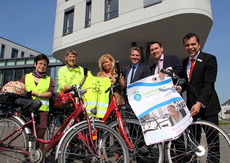 Gaben den offiziellen Startschuss zum Moerser Stadtradeln: Die Stadtradler-Stars Jen Satora und Christel Kreischer, Elke Schwenzer (Profile Schwenzer), Bürgermeister Christoph Fleischhauer, Uwe Reisner (Knappschaft Moers) und Giovanni Malaponti (Vorstandsvorsitzender Sparkasse am Niederrhein).