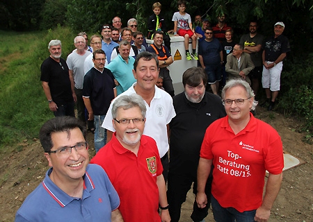 Bürgermeister Frank Tatzel, Heinz Geßmann, Heinz Terschlüsen, Winfried Wunderlich und Thorsten Holzgräfe vor dem Stromkasten, der zukünftig alle Veranstaltungen auf der Festwiese am Kattewall mit Energie versorgt – und damit teure, mobile Mietgeräte überflüssig macht.