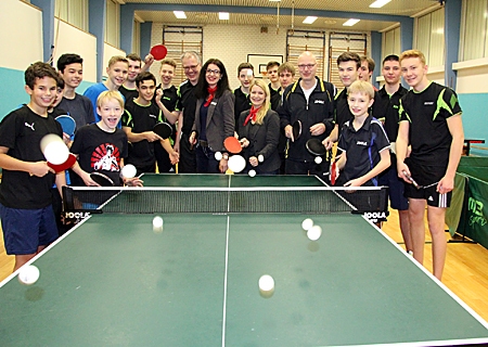 Jugendwart Mark Wiederhöft (Mitte, links) und der ehemalige Bundesliga-Trainer Martin Schweika (6.v.r.) luden Katrin Steffans (Mitte, rechts) und Kerstin Merker spontan zu ein paar Bällen auf den neuen Tischtennisplatten ein.  