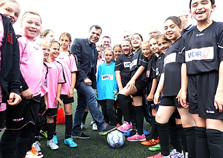 Anstoß der U11-Mädchen von Fichte Lintfort (links) und der Auswahl der Emanuel-Felke-Grundschule. Schirmherr Giovanni Malaponti (Mitte) und Karl-Heinz Röhner (rechts daneben), Vorsitzender des VfL Repelen, begrüßten Mannschaften. 