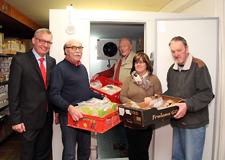 Bernd Zibell (v.l.n.r.) und Günter Zeller ließen sich von Helmut Stoffels, Djulietta Temirkanova und Peter Schmidt das neue Tiefkühlhaus der Neukirchen-Vluyner Tafel zeigen. Die  Sparkassen-Sozialstiftung gab 5.000 Euro für das besondere Lagerhaus, das die alten Stromfresser ersetzt.