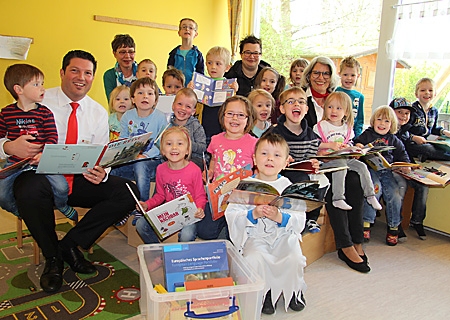 Dean (ganz vorne) und seine Freunde aus dem Kindergarten in Hamb bekamen jetzt von der Sparkasse eine prall gefüllte Kiste mit tollen Büchern von der Stiftung Lesen. Ganz links: Geschäftsstellenleiter Oliver Heger, hinten in der Mitte: Kita-Leiterin Anne Kersjes und rechts Monika Pogacic von der Sparkasse.  