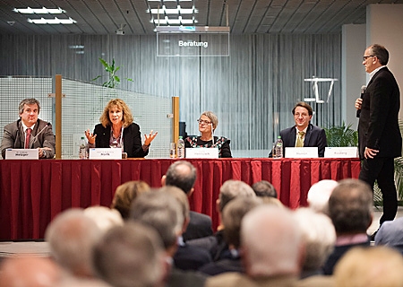 Diskutierten in der Kundenhalle der Sparkasse am Niederrhein Fluch und Segen von Big Data (v.l.n.r.): Dr. Andreas Metzger, Professorin Katharina Morik, Carola Hanusch, Professor Pedro José Marrón und Moderator Kai Rüsberg.  