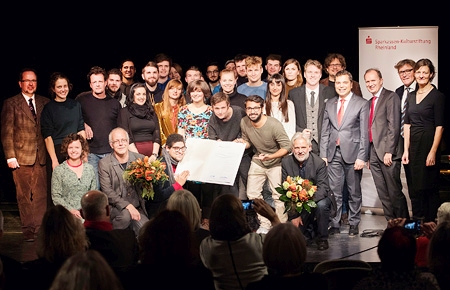 Schauspieler, Laudatoren, Gratulanten und Theatermacher auf der Schlossbühne. Sparkassenpräsident Michael Breuer (3. v.r.) überreichte dem Jungen Schlosstheater Moers den mit 5.000 Euro dotierten Jugend-Kulturpreis der Sparkassen-Kulturstiftung Rheinland. Theaterpädagoge Holger Runge (vorne, 2. v.l.) beschenkte sich, seine vielen Mitstreiter und das Publikum mit einer charmanten Revue.