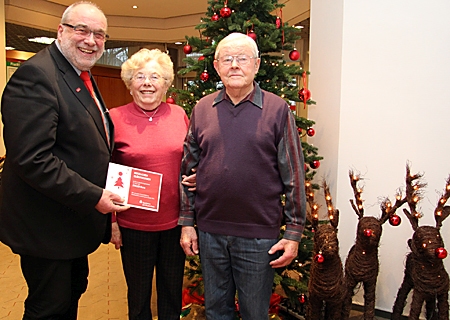 Abteilungsdirektor Heinz-Josef Rütjes überreicht Lonny Weber und Friedhelm Linde den Gutschein über 250 Euro, den die beiden beim Weihnachtsgewinnspiel der NRZ/WAZ gewonnen hatten.