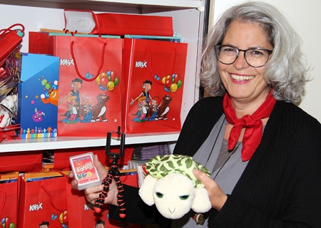 Monika Pogacic präsentiert die Dankeschön-Geschenke für die kleinen Sparer. Die können in den Geschäftsstellen zwischen Kartenspiel, Handy-Stativ und der Plüsch-Schildkröte Esmeralda wählen. Zudem veranstaltet die Sparkasse am Niederrhein für die Kids ein Weltspartagsrätsel.
