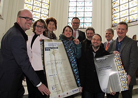 Stellten das Programm zur Wiedereröffnung der Stadtkirche vor (v.l.n.r.): Lutz Hormes (ENNI), Anna Maria Sieber (Musikalische Gesellschaft Moers), Beatrix Wirbelauer (Kulturbüro der Stadt), Natascha Lenhartz (Orchester), Frank-Rainer Laake (Sparkassen Kulturstiftung), Axel Berchem (Kantor), Stefan Büscherfeld (Orchester), Christoph Rau und Torsten Maes (beide Pfarrer). 