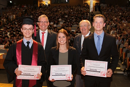 Dr. Stefan Mross, Bettina Weber und Jan Birkmann (vorne v.l.n.r.) halten ihre Urkunden in Händen. Die Ingenieure freuen sich über die Innovationspreise Ingenieurwissenschaften der Sparkasse am Niederrhein. Bernd Zibell (l.) hielt im großen Hörsaal der Universität Duisburg-Essen die Laudatio, Dr. Klaus-G. Fischer vom Förderverein Ingenieurwissenschaften gratulierte herzlich.