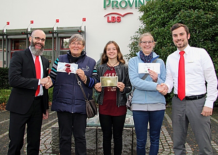 Die Sparkassenmitarbeiter Michael Züscher (l.) und Nils Lettgen (r.) überreichen den Gewinnerinnen (v.l.n.r.) Karin Zeidler, Lisa Freitag und Esther Bathen Gutscheine über je 50 Euro.