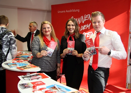 Jürgen Renner, Katrin Brenneis, Merle Kellermann und Lukas Kalbfleisch am Stand der Sparkasse bei der Ausbildungsbörse im Mercator-Berufskolleg.