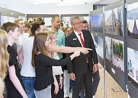 Gemeinsam mit Sparkassenvorstand Bernd Zibell eröffneten die Schüler des Julius-Stursberg-Gymnasiums die Ausstellung Future Energy.