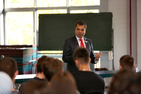 Giovanni Malaponti beim Unterrichtsbesuch an der Anne-Frank-Gesamtschule in Rheinkamp.  