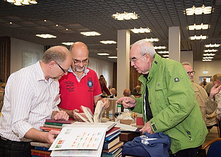 Harald Schönherr (links) organisiert den Briefmarken-Tauschtag am Sonntag, 8. Oktober, ab 10 Uhr im Casino der Sparkassen-Hauptstelle am Ostring 6 in Moers.